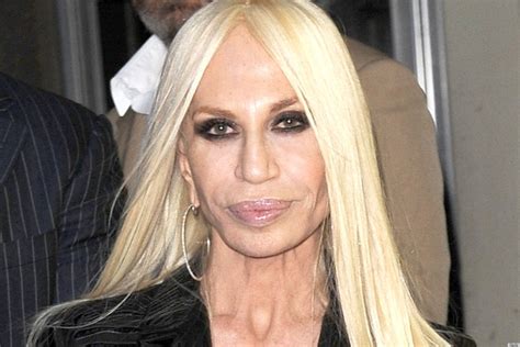 le braccia di donatella versace oggi|Donatella Versace oggi: a 69 anni, la biografia della .